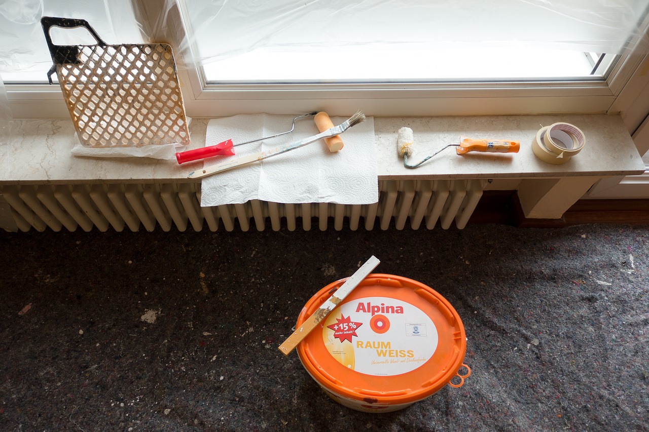 Jak wybrać odpowiednią farbę w markecie budowlanym