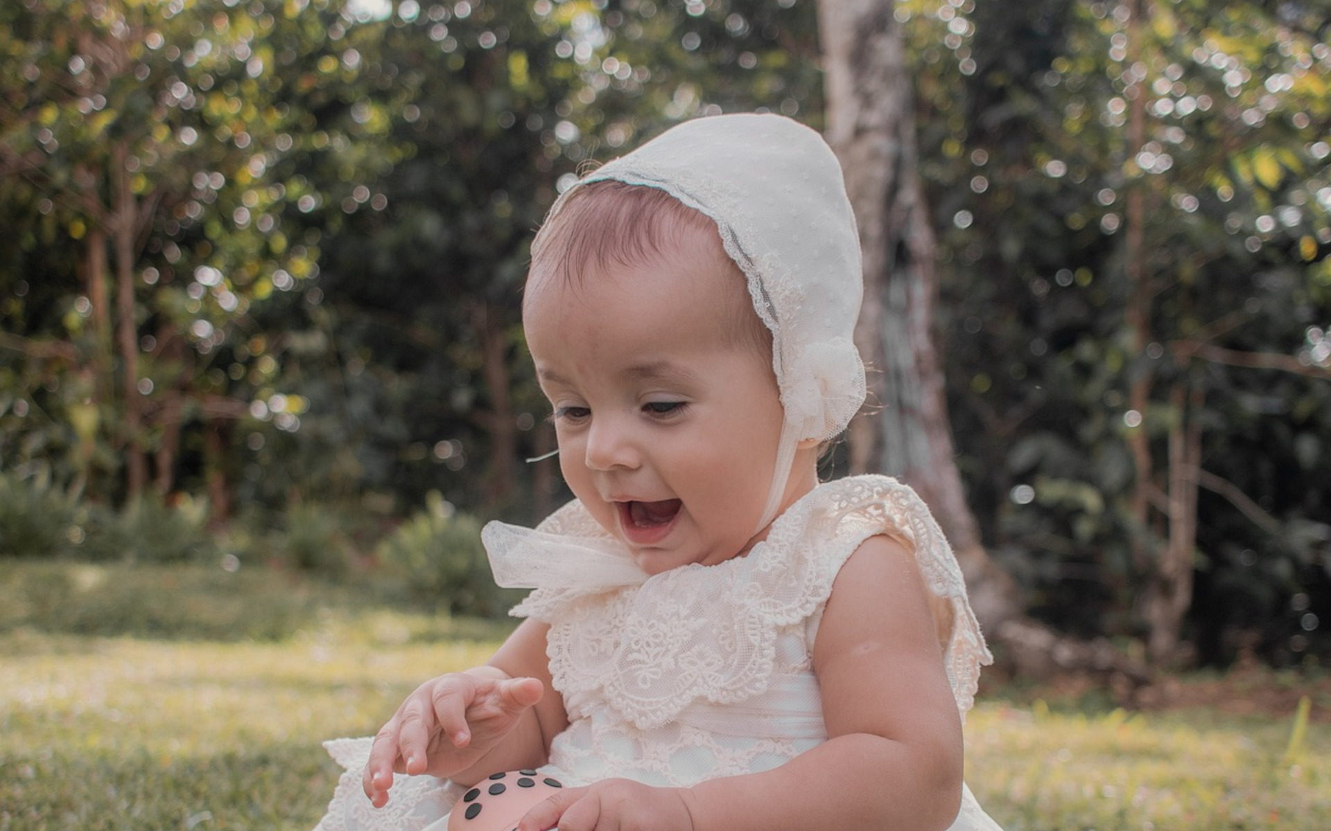 Elegancja i tradycja: wybór nakryć głowy na chrzest dziewczynki