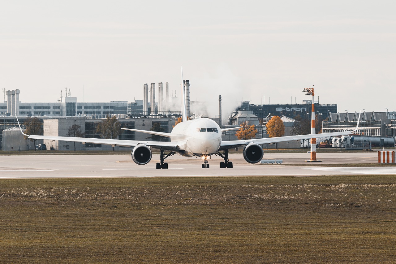 Praktyczne rozwiązania parkingowe dla podróżnych z lotniska Okęcie