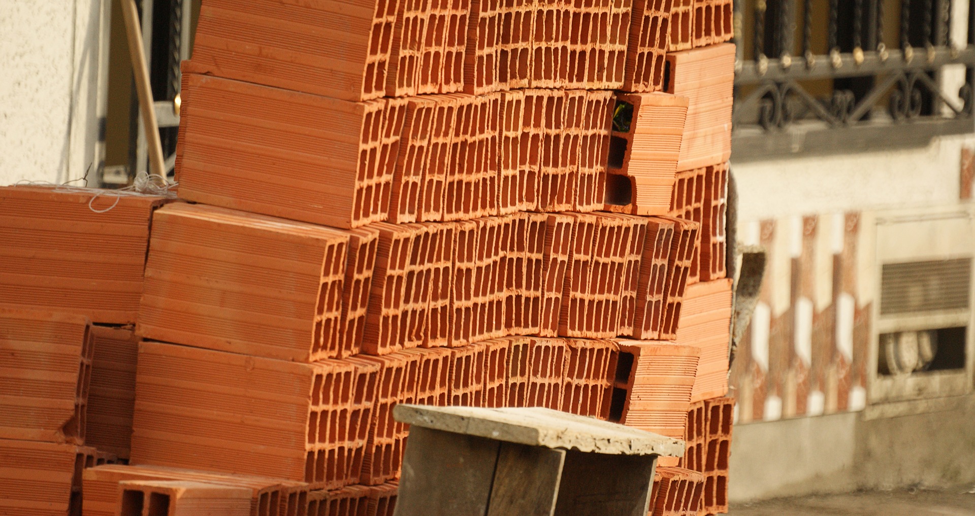 Jakie materiały budowlane oferuje rynek dla inwestorów i wykonawców?